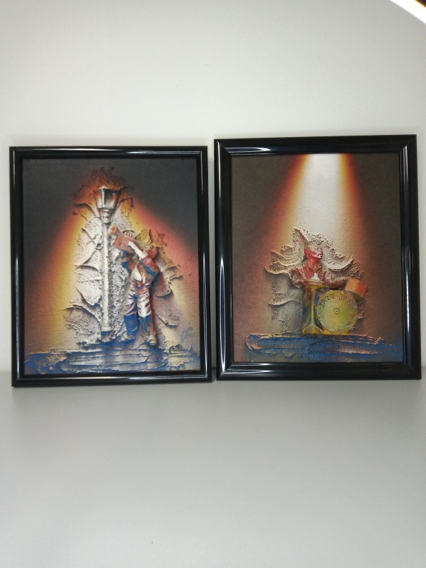 2 schilderijen met reliëf